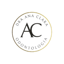 Dra. Ana Clara, cirurgiã-dentista em Peruíbe, com atuação em lentes de resina, próteses e clareamento dental.
